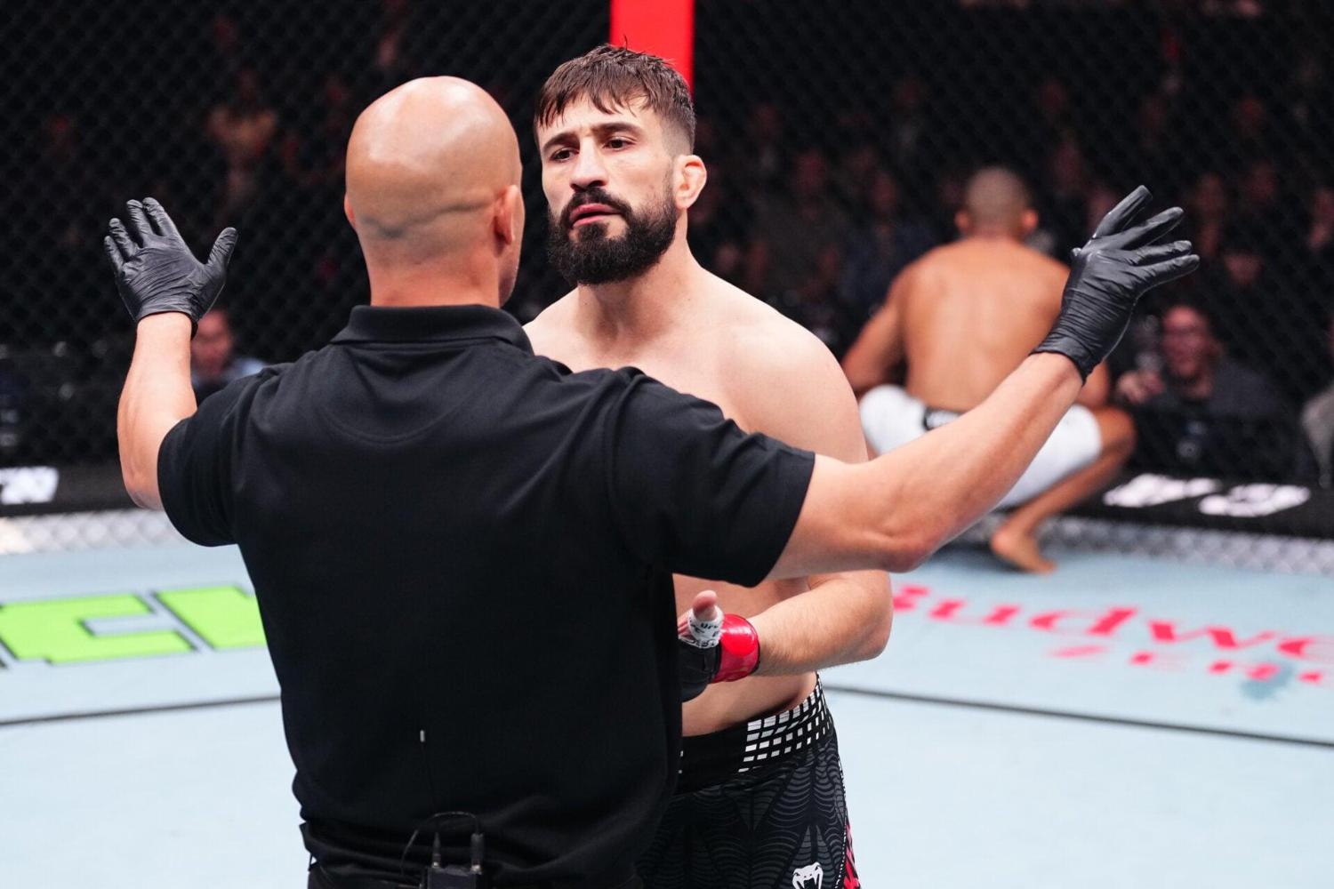 Entrenador prominente de MMA critica a árbitros tras polémico paro de UFC Bakú