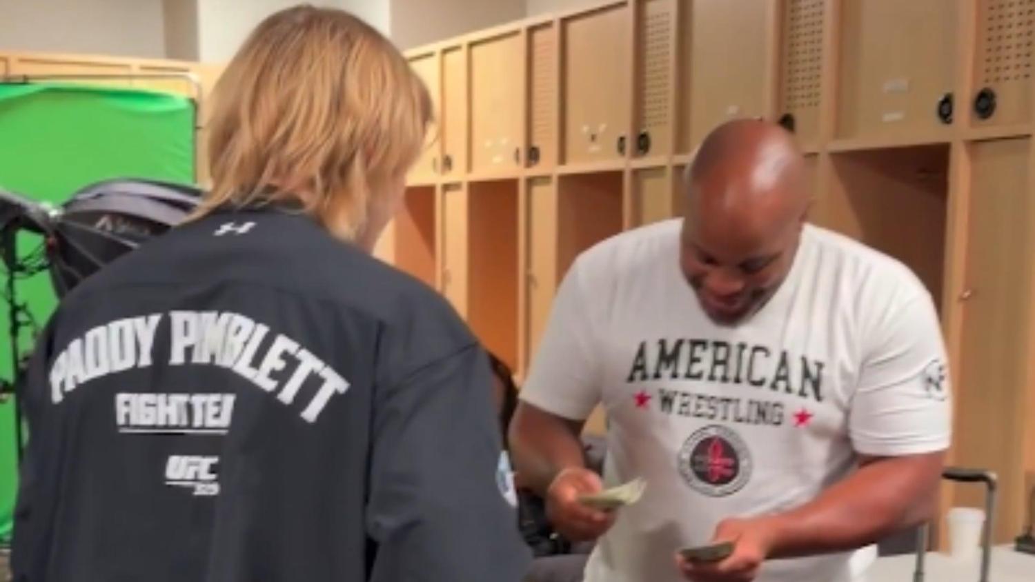 Paddy Pimblett recauda $1,000 de Daniel Cormier después de apuesta del UFC 329