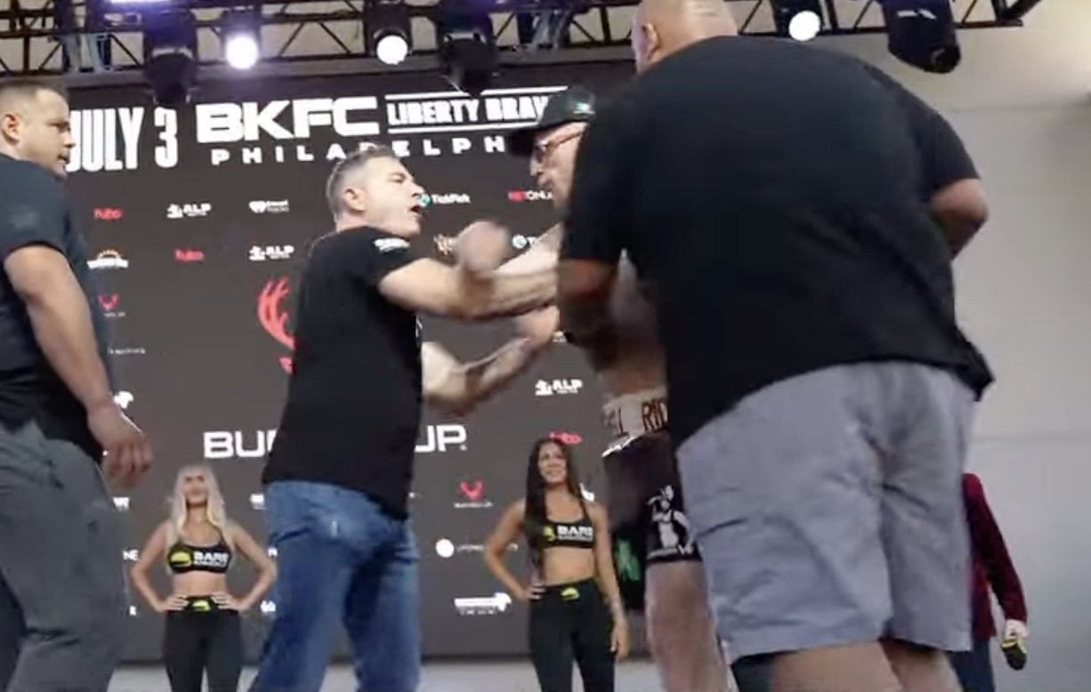 Президент BKFC Дэвид Фельдман вышел из себя после того, как боец толкнул противника на взвешивании Liberty Brawl