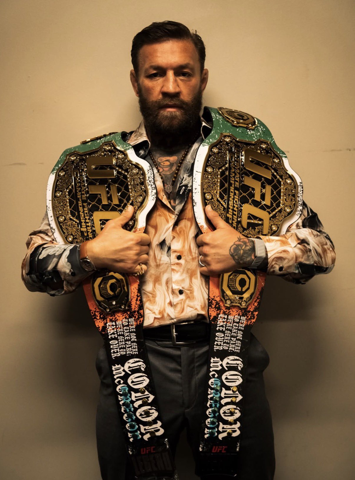 A Conor McGregor se le presentan cinturones UFC personalizados