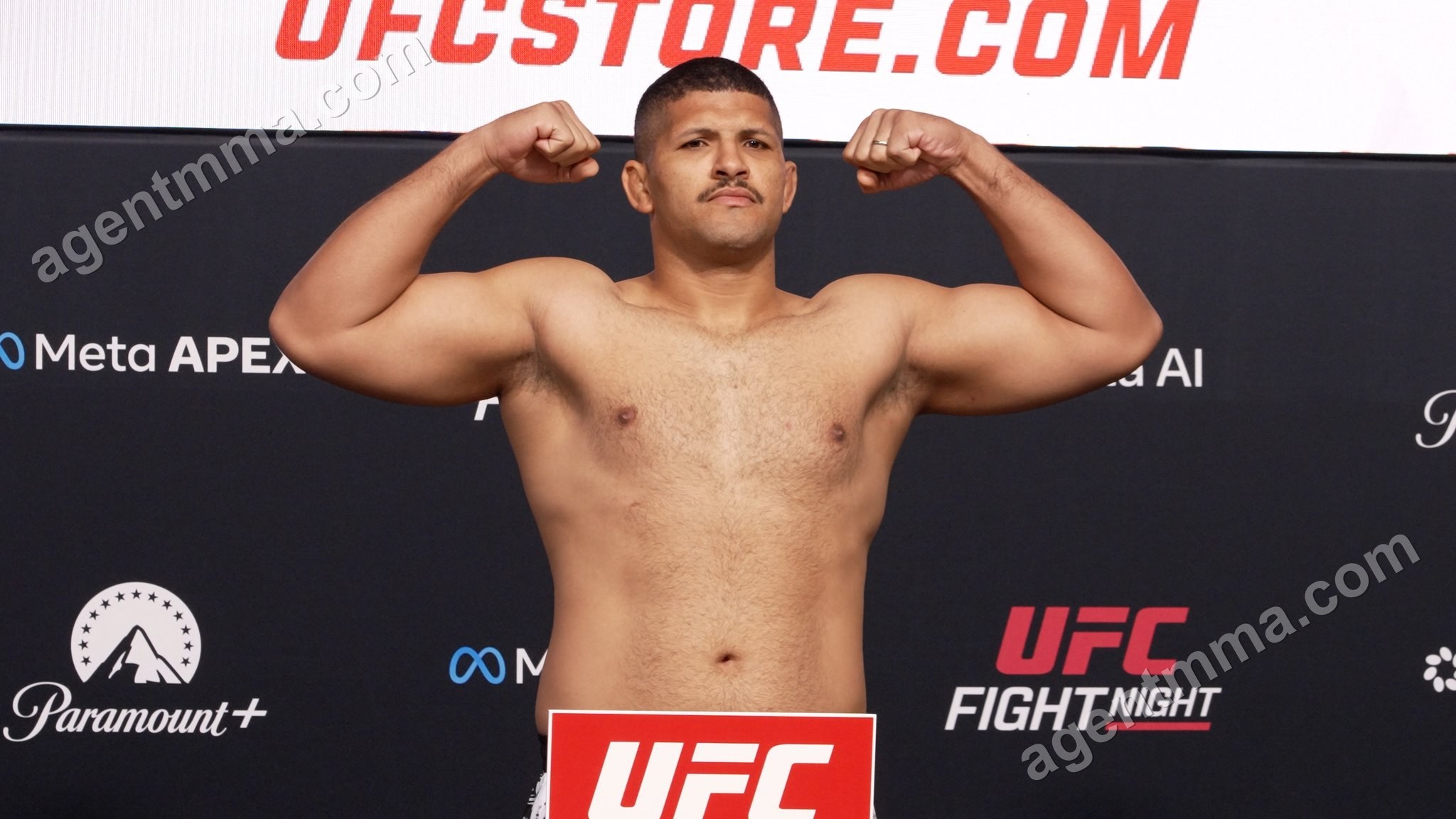 Jose Montanha Somete a Louie Sutherland en la Ronda 1 en UFC Vegas 120